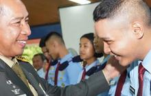 Potret Kasad Agus Subiyanto Cium Kepala Anaknya yang Sedang Sekolah di SMA Taruna Dibanjiri Pujian