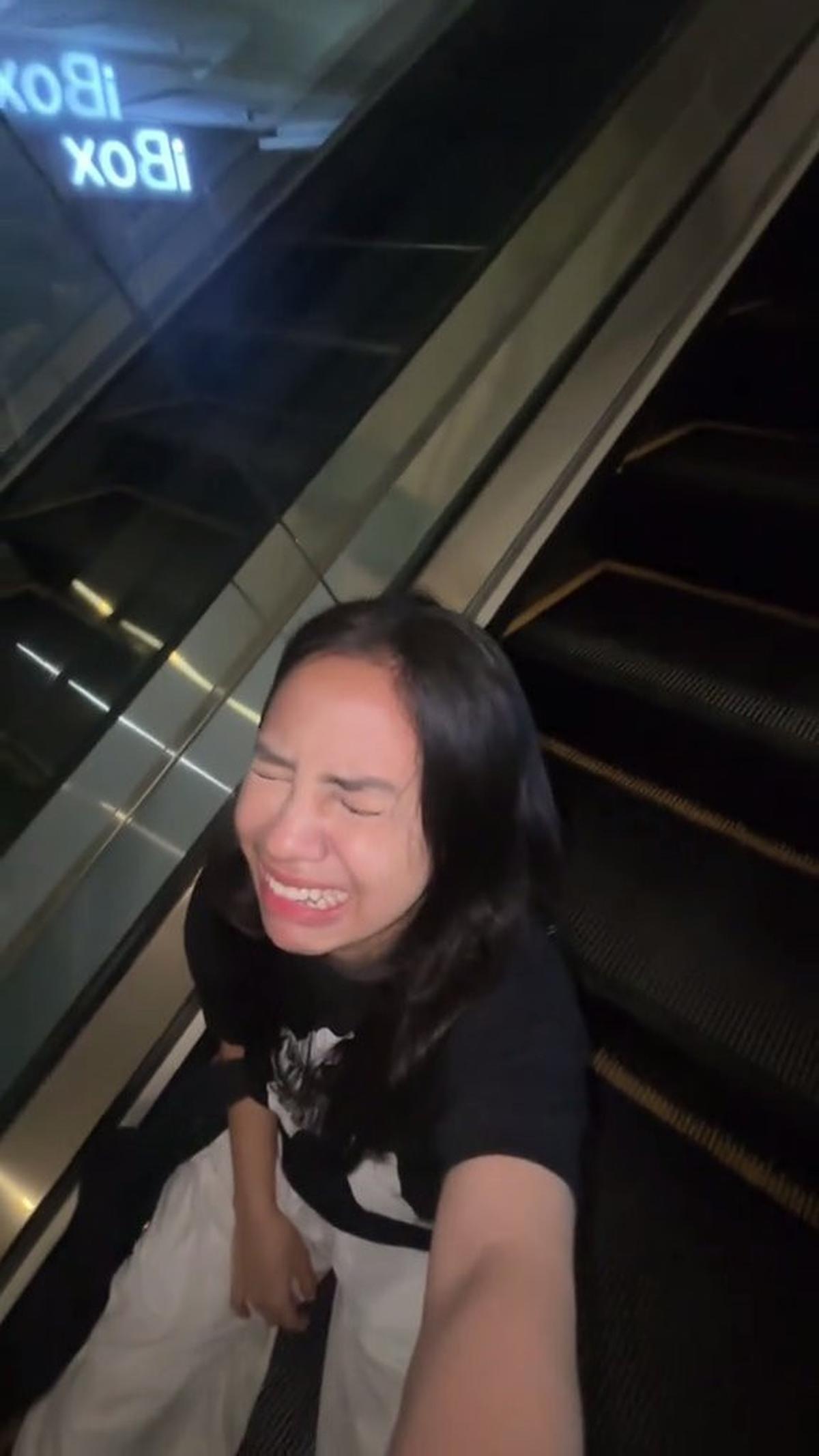 Momen Lucu Tapi Kasihan, TikToker Ini Ketiduran di Toilet Mall sampai Tutup dan Nangis di Eskalator