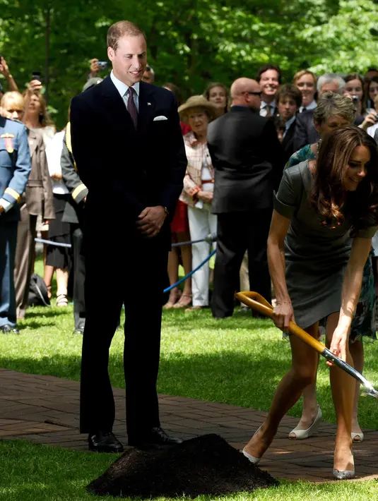 Meski berstatus bangsawan, Kate Middleton tak malu untuk menanam pohon saat Upacara Penanaman Pohon di Rideau Hall di Ottawa, Kanada. (Bintang/EPA)