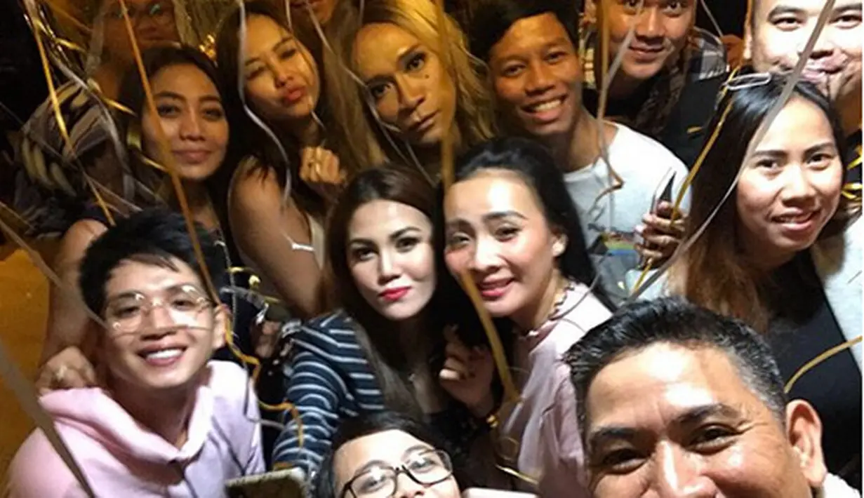 Kejutan Ultah Aura Kasih