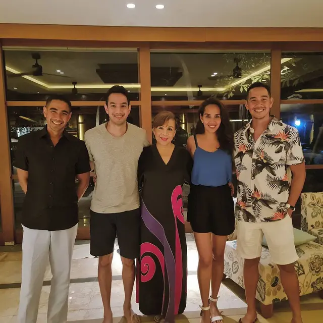 [Fimela] Penampilan suami Velove Vexia