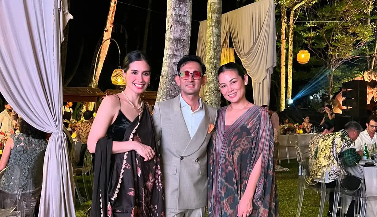 Marsha Timothy kenakan wastra bermotif flora fauna yang di-styling mirip sari India. Kain ini melapisi atasan velvet hitam bertali yang elegan [@mulanisanjay]