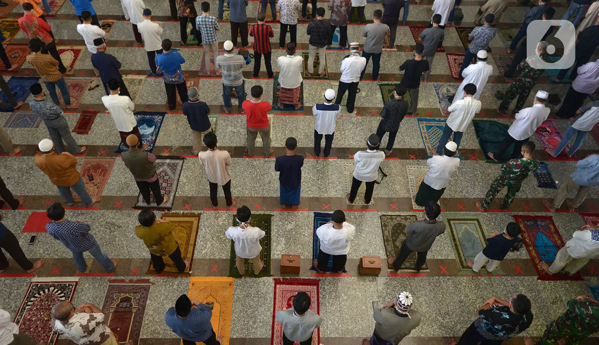Jemaah melaksanakan ibadah salat Jumat di Masjid Agung At-Tin, Jakarta, Jumat (5/6/2020). Sejumlah masjid di Jakarta menggelar salat Jumat karena sudah memasuki masa PSBB transisi menuju new normal. (merdeka.com/Imam Buhori)