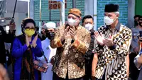 Menteri Koordinator Bidang Perekonomian Airlangga Hartarto mengunjungi sentra vaksinasi di Pondok Pesantren Al Manshurin. ( Sumber ekon.go.id)