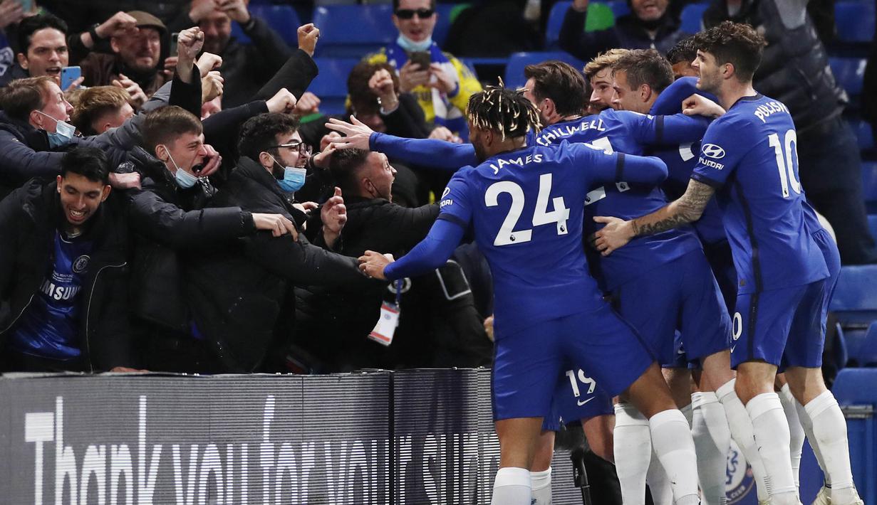 Para pemain Chelsea merayakan gol ke gawang Leicester City pada laga Liga Inggris di Stadion Stamford Bridge, Rabu (19/5/2021). Chelsea menang dengan skor 2-1. (Peter Cziiborra/Pool via AP)