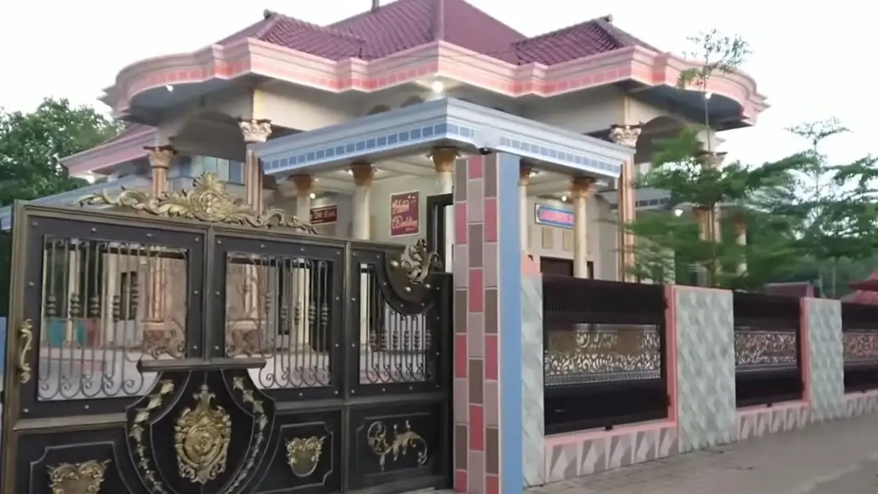 Rumah mewah seorang juragan barang rongsokan di Madura