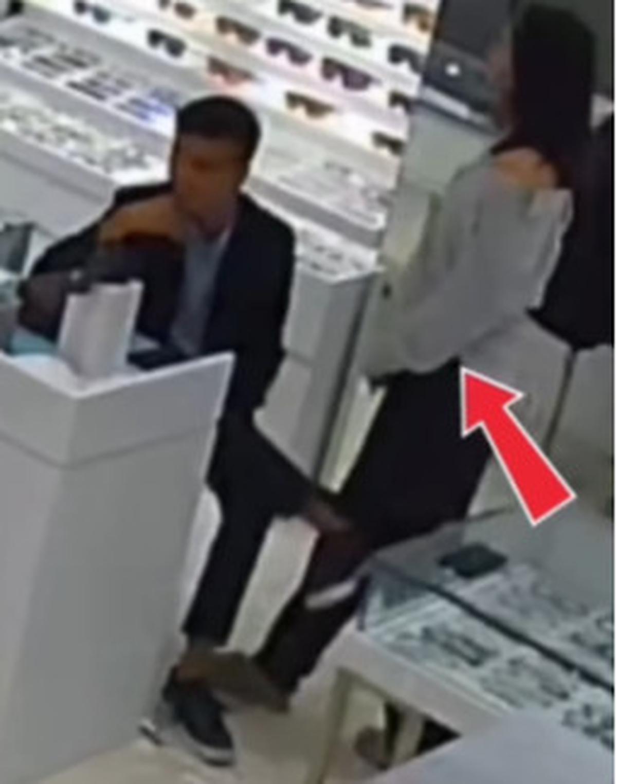 Jurus Satset Sejoli Maling Kaca Mata Puluhan Juta Rupiah di Mall