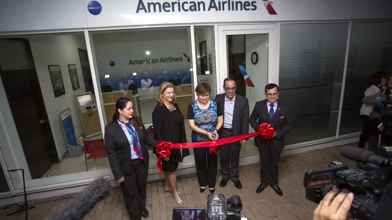 Peresmian kantor maskapai American Airlines di Havana, Kuba
