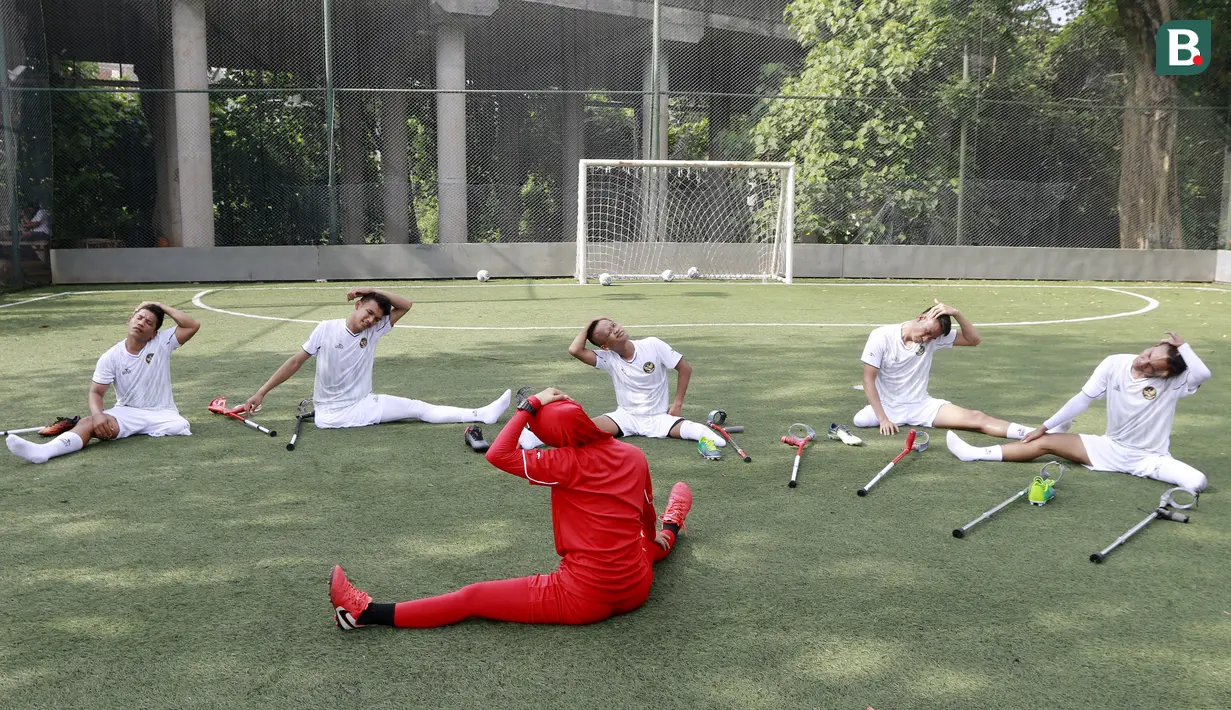 Pemain Timnas Amputasi Indonesia melakukan latihan di Sports Club Serena Mansion, Jakarta, Selasa (28/6/2022). Latihan tersebut merupakan persiapan jelang berlaga di Piala Dunia Sepakbola Amputasi atau World Amputee Football Federation (WAFF) World Cup 2022 di Turki pada Oktober 2022. (Bola.com/M Iqbal Ichsan)