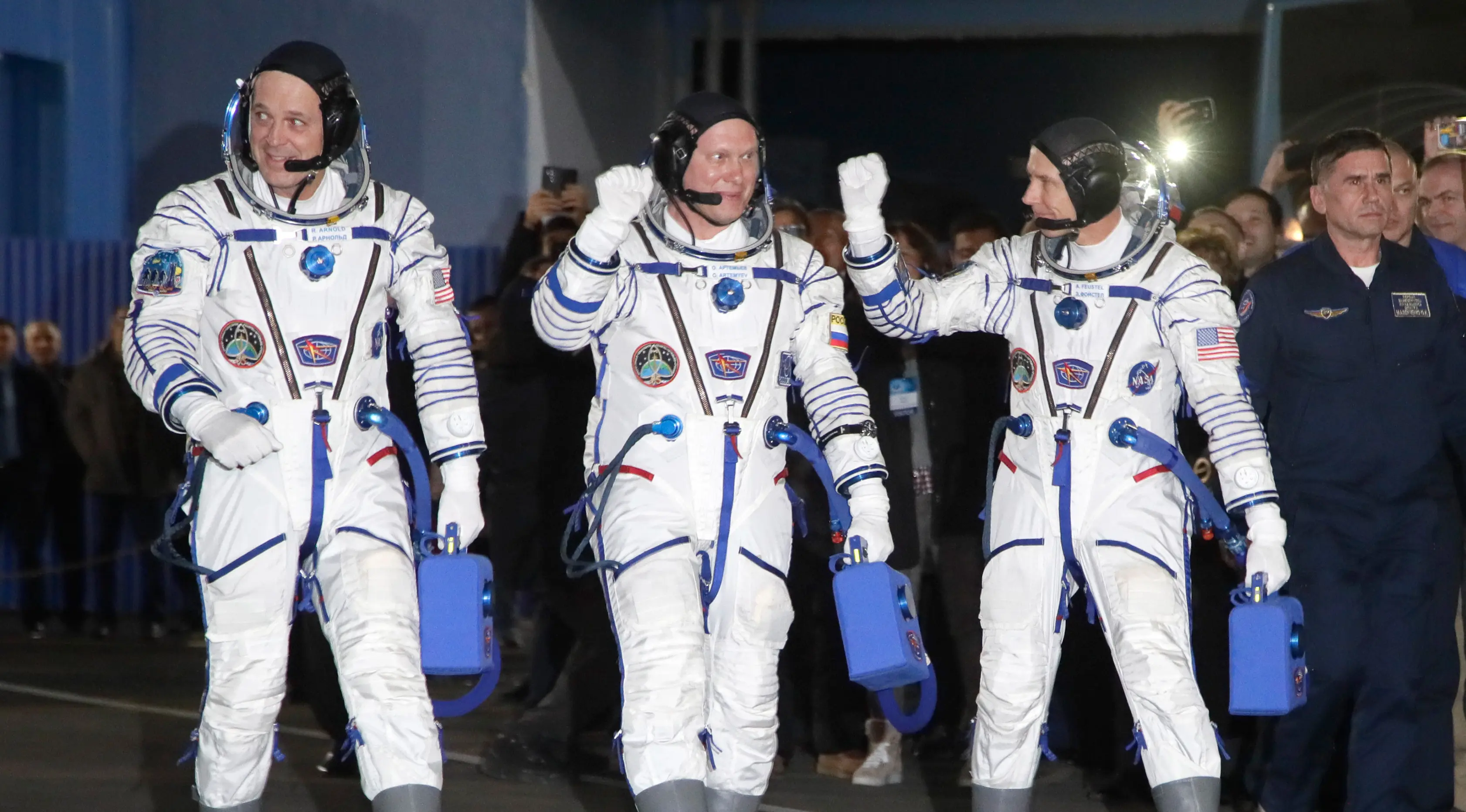 Kosmonot Rusia Oleg Artemyev (tengah) serta astronot AS Richard Arnold (kanan) dan Andrew Feustel bersiap menuju Stasiun Luar Angkasa Internasional (ISS), Kazakhstan, Rabu (21/3). Ketiganya akan dibawa dengan Soyuz MS-08. (AP Photo/Dmitri Lovetsky, pool)