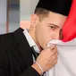 Pemain naturalisasi Indonesia, Justin Hubner mencium bendera merah putih setelah pengambilan sumpah WNI yang berlangsung di Kantor Wilayah Kementerian Hukum dan HAM (Kanwil Kemenkumham), Jakarta Timur, Rabu (06/12/2023). (Bola.com/Bagaskara Lazuardi)