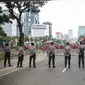 Polisi berjaga saat massa dari berbagai elemen buruh berunjuk rasa di kawasan Patung Kuda, Jakarta, Kamis (22/10/2020). Dalam aksinya, massa meminta dikeluarkannya Perppu pencabutan UU Cipta Kerja. (Liputan6.com/Faizal Fanani)