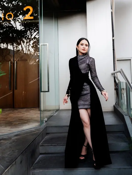 Tampilan glam Michelle Ziudith didukung dengan mini dress kerah tinggi silver berlapis jaring-jaring kotak [@michelleziu]