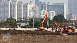 Eskavator melakukan pengerukan lumpur di Kanal Banjir Barat, Jakarta, Kamis (26/11/2015). Pengerukan tersebut guna mengantisipasi datangnya musim hujan yang dikhawatirkan dapat mengakibatkan banjir di Jakarta. (Liputan6.com/Immanuel Antonius)