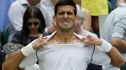Ekspres Novak Djokovic saat akan mengganti kausnya dalam final tunggal putra Turnamen Tenis Grand Slam Wimbledon 2015 di London, Inggris. (12/7/2015). (REUTERS/Stefan Wermuth)
