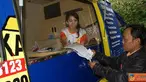 Citizen6, Depok: Pelanggan PLN Are Ciputat melakukan proses tambah daya dan migrasi listrik pada mobil pelayanan kelliling PLN. (Pengirim: Agus Trimukti)