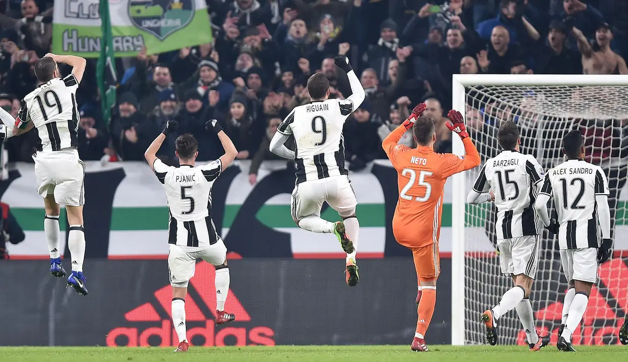 Para pemain Juventus merayakan kemenangan sekaligus lolos ke semifinal usai menyingkirkan AC Milan pada laga perempat final Coppa Italia di Juventus Stadium, Turin, (25/1/2017). Juventus menang 2-1. (EPA/Alessandro Di Marco)