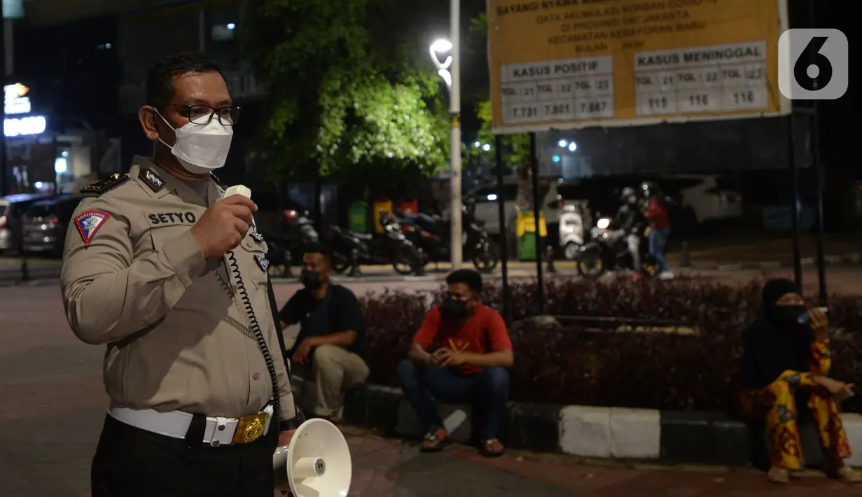 Polisi memberikan informasi Vaksinasi Covid-19 keliling di Kawasan Bulungan, Jakarta, Kamis (24/6/2021). Vaksinasi Covid-19 keliling tersebut secara massal 147 ribu warga Jadetabek dengan pembatasan mobilitas pengguna jalan pada masa PPKM skal mikro. (merdeka.com/Imam Buhori)