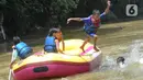 Anak-anak rafting di kawasan Bendungan Katulampa, Bogor, Jawa Barat, Kamis (29/10/2020). Kegiatan yang diadakan oleh Hiking Bocah pada setiap akhir pekan atau libur panjang ini dalam rangka mengenalkan anak kepada alam. (merdeka.com/Arie Basuki)