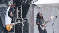 Aksi Navicula saat tampil di JogjaROCKarta Festival 2020 di Stadion Kridosono, Yogyakarta, Minggu (1/3). (Bambang E Ros/Fimela).