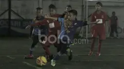 Pemain ASIOP Apacinti (merah) berebut bola dengan pemain Afza United Malaysia dalam final Cup U-10 Serpong City International Soccer Tournament di Sabnani Park, Tangerang Selatan. Minggu (4/12/2016). (Bola.com/Arief Bagus)