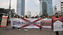 Mahasiswa Universitas Indonesia (UI) membawa spanduk saat menggelar kampanye Bahaya Merokok di car free day (CFD), Jakarta, Minggu (6/5). Dalam aksinya, mahasiswa menolak RUU Pertembakauan. (Merdeka.com/Iqbal Nugroho)