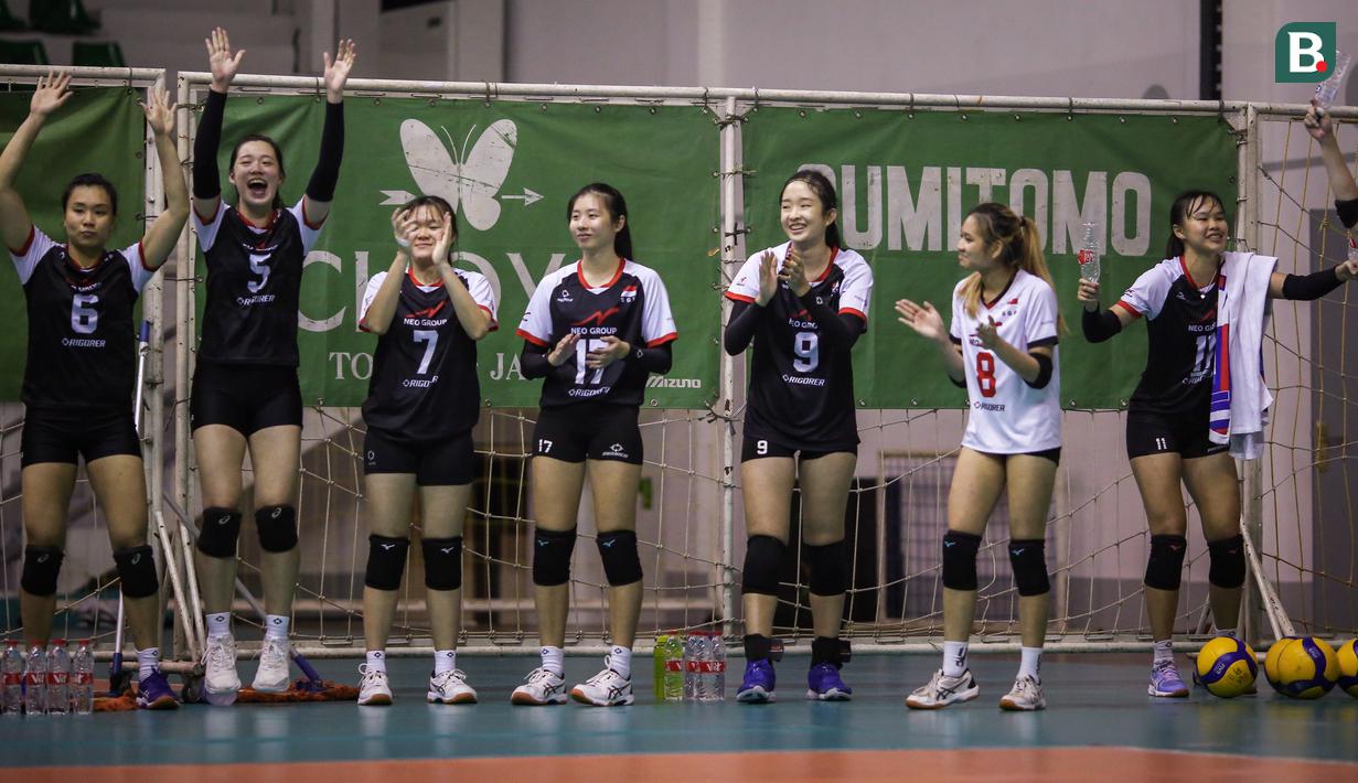 Setelah Bandung Bjb Tandamata, Timnas Voli Putri Singapura kemudian bertandinga melawan Jakarta Popsivo Polwan, PPOP Kabupaten Bogor, dan Jakarta BIN. (Bola.com/Bagaskara Lazuardi)