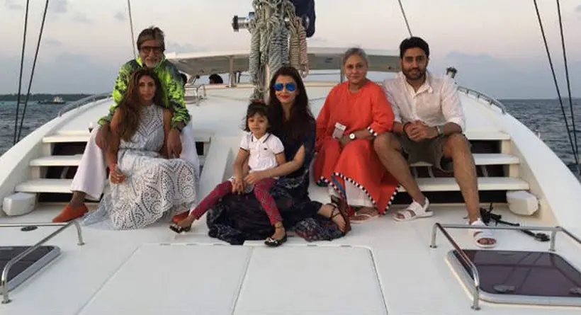 Amitabh Bachchan bersama keluarganya di Maladewa, tahun lalu. (istimewa)