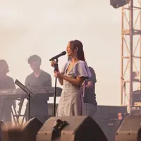 Cukup aktif di dunia tarik suara, kini Nadin Amizah diketahui telah mengeluarkan banyak single. Tak hanya itu saja, wanita 20 tahun tersebut juga beberapa kali berkolaborasi dengan beberapa penyanyi ternama.  (Instagram/cakecaine)