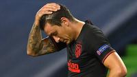 Pemain Atletico Madrid, Jose Gimenez, tampak kecewa usai dikalahkan RB Leipzig pada perempat final Liga Champions 2019/2020 di Estadio Jose Alvalade, Jumat (14/8/2020) dini hari WIB. Atletico Madrid kalah 1-2 atas RB Leipzig. (AFP/Lluis Gene/pool)