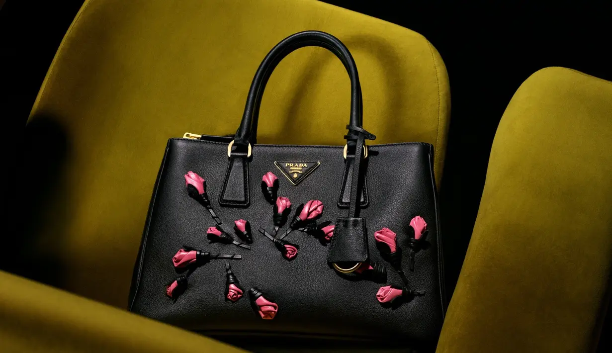 Dengan menggabungkan dunia akting dan desain, Johansson dan Prada mengajak pemirsa untuk mengeksplorasi kemungkinan identitas dan kecanggihan yang tak terbatas. [Dok/Prada]