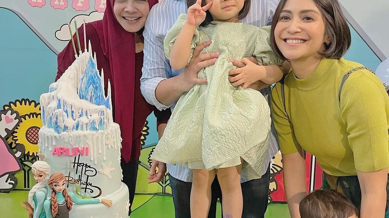 Potret Ultah Aruni Anak Caca Tengker yang Digelar Sederhana, Penampilan Nagita Slavina Jadi Sorotan