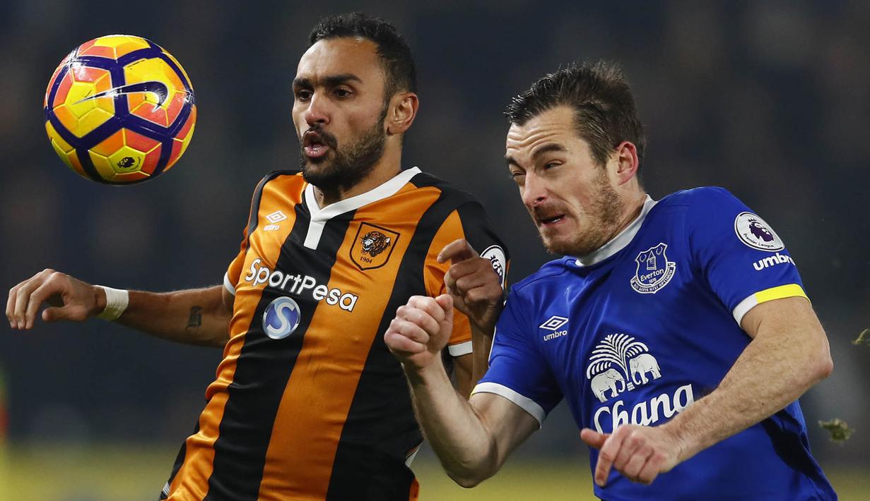 Gelandang Hull, Ahmed Elmohamady, duel udara dengan bek Everton, Leighton Baines, pada laga Liga Inggris di Stadion Kingston Communications, Inggris, Jumat (30/12/2016). (Reuters/Jason Cairnduff)