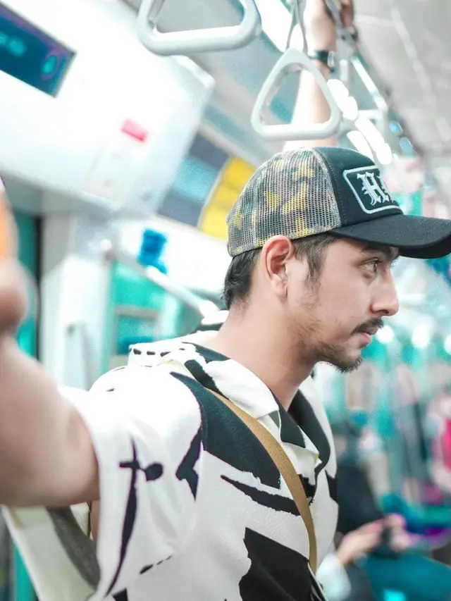 Pesona Arya Saloka saat Naik MRT