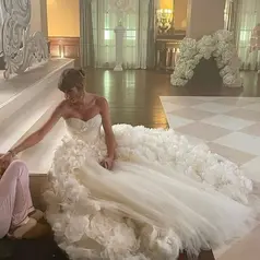 Untuk momen paling bersejarah dalam hidupnya, Taylor Swift memilih mengenakan gaun pengantin Christian Dior Haute Couture yang dirancang secara khusus oleh Jonathan Anderson, Creative Director Dior Women’s, Men’s, dan Haute Couture Collections. [Foto: X].