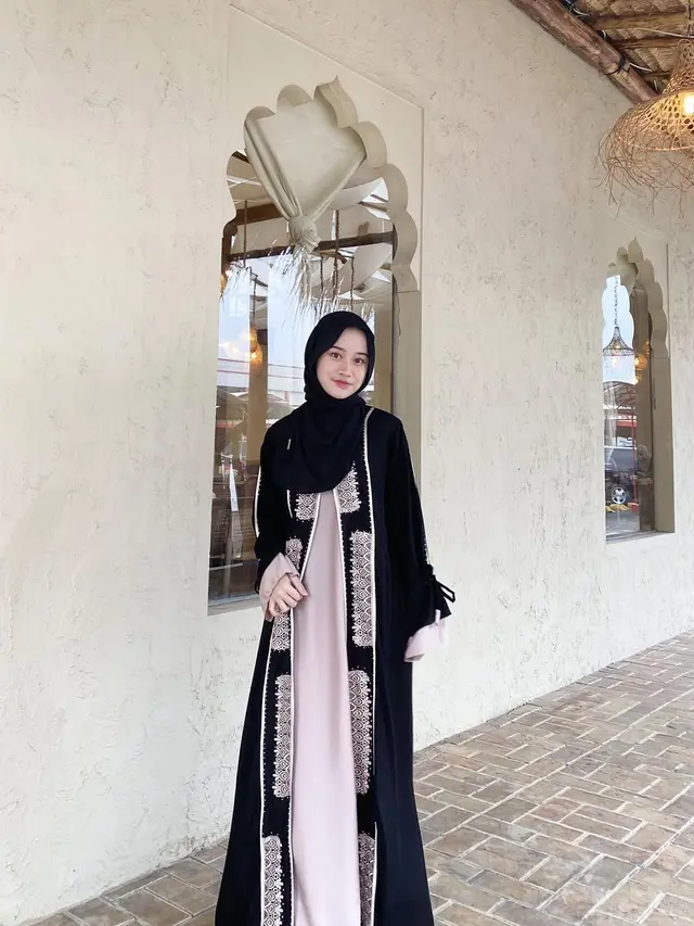 Inspirasi Model Gamis ala Khansa Mariska Istri Gus Azmi, Tampil Syar'i tapi Tetap Kekinian