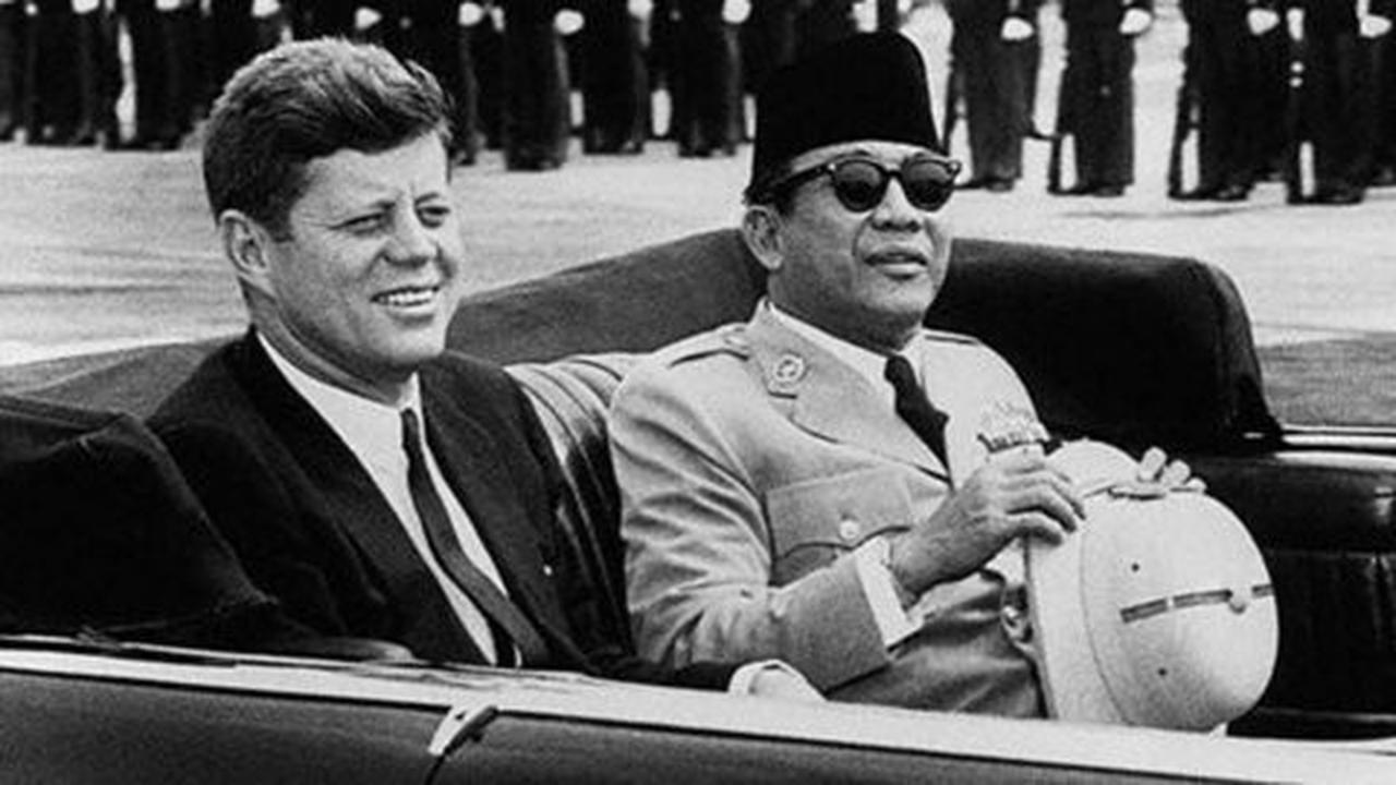 Kisah Presiden AS beri helikopter gratis karena kagum pada Soekarno