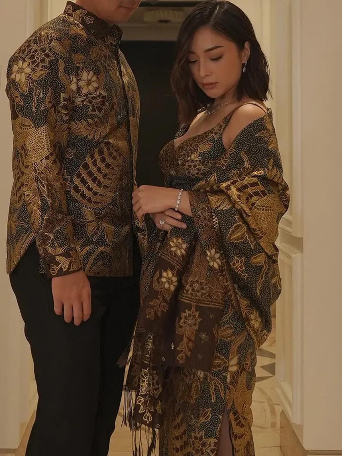 Foto Dress Batik Nikita Willy, Gaya Mewah dan Eksklusif di Resepsi Luna Maya