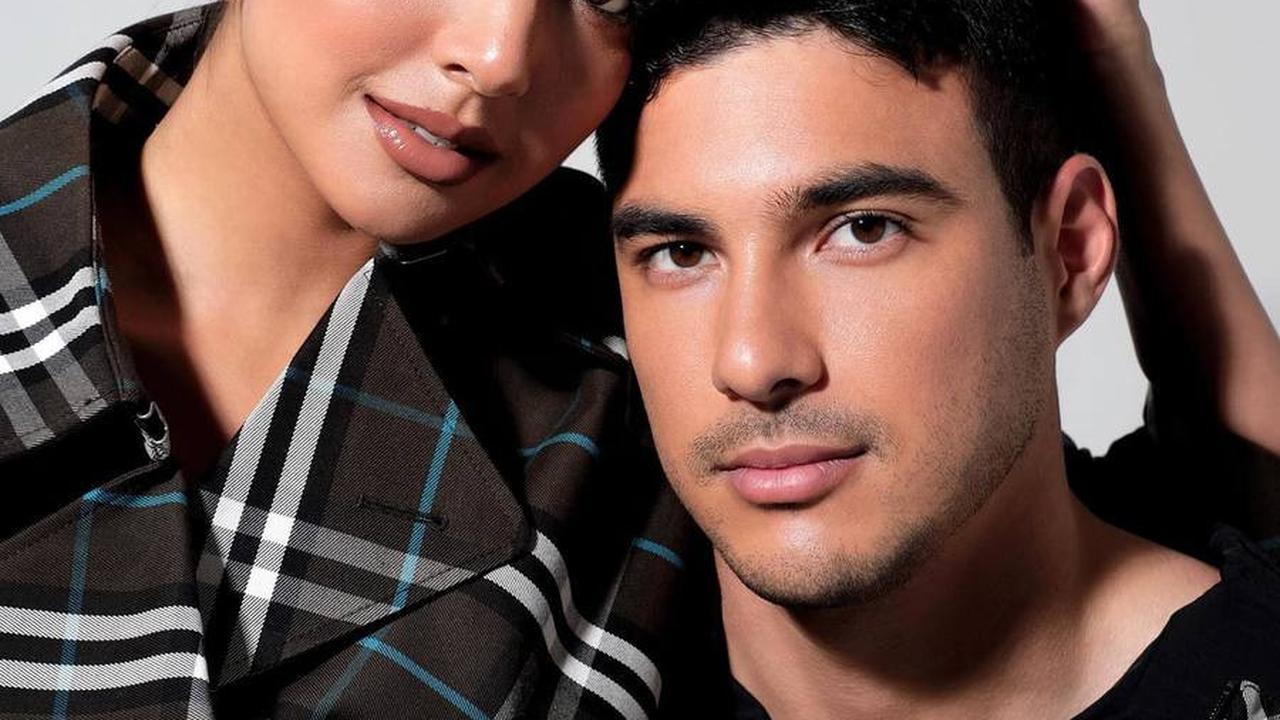 Kompak Pakai Outfit Dari Burberry