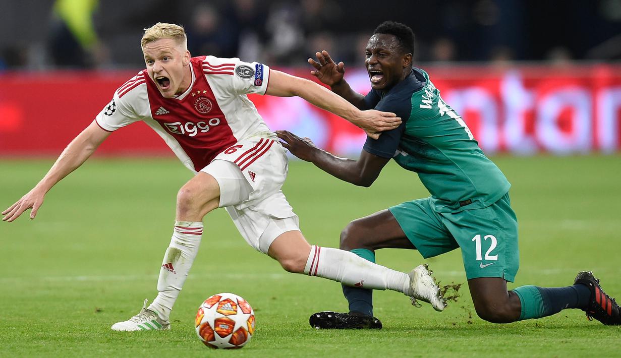 Manchester United menebus Donny van de Beek dari Ajax Amsterdam dengan mahar 40 juta pounds atau sekitar Rp 780 miliar. (AFP/John Thys)