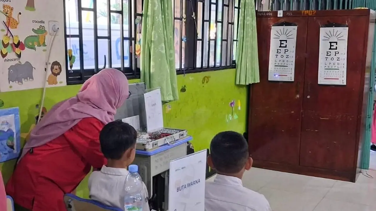 Sebanyak 600 pelajar sekolah dasar di Kelurahan Tanjung Priok dan Kelurahan Cilincing, Jakarta Utara difasilitasi pemeriksaan mata dan pemberian kacamata gratis (Istimewa)