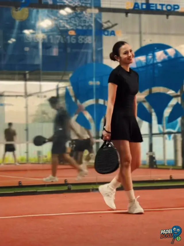 Gaya Mama Sporty Mahalini Raharja Main Padel Bareng Suami, Pamer Body Ramping dengan Outfit Serba Hitam