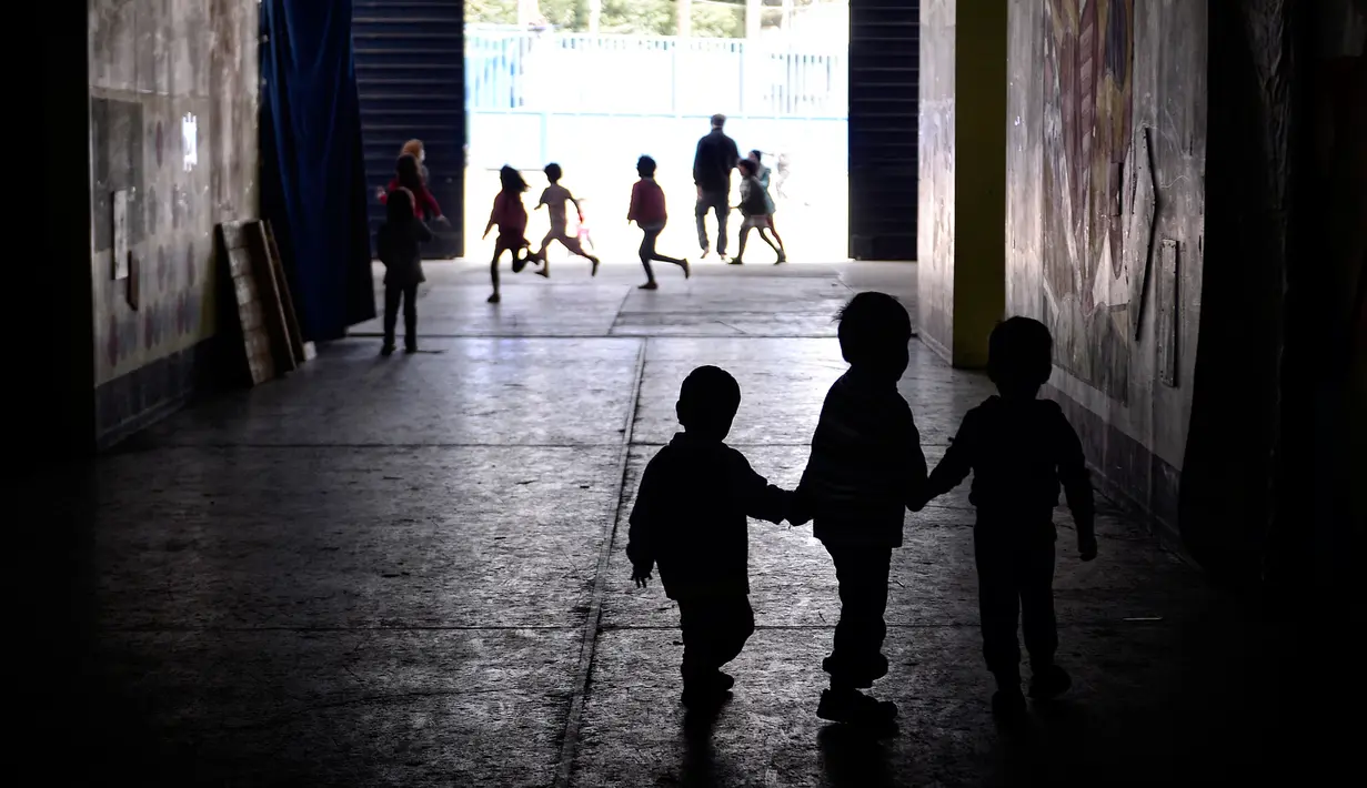 Sejumlah anak pengungsi bermain di sekitar Kamp Oinofyta, Athena, Yunani (13/3). Kamp ini merupakan rumah bagi para pengungsi atau imigran, terutama dari Afghanistan. (AFP Photo / Louisa Gouliamaki)