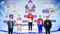 Aprilia Eka Putri berdiri di Podium Juara 2nd Asian Mixed Martial Arts Championship Kelas Traditional MMA Putri -54kg