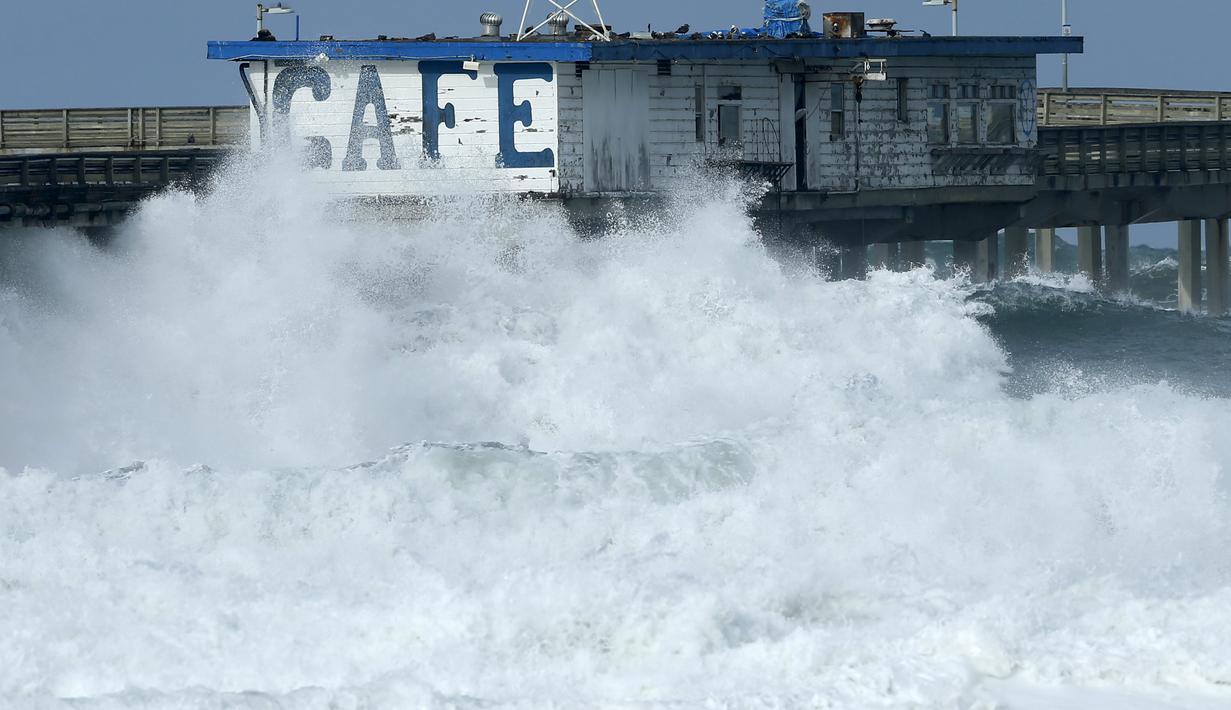 Ombak besar menerjang sebuah jembatan di Ocean Beach, California, (7/1). Tingginya ombak disebabkan oleh badai El Nino yang sangat kencang. (REUTERS/Mike Blake)