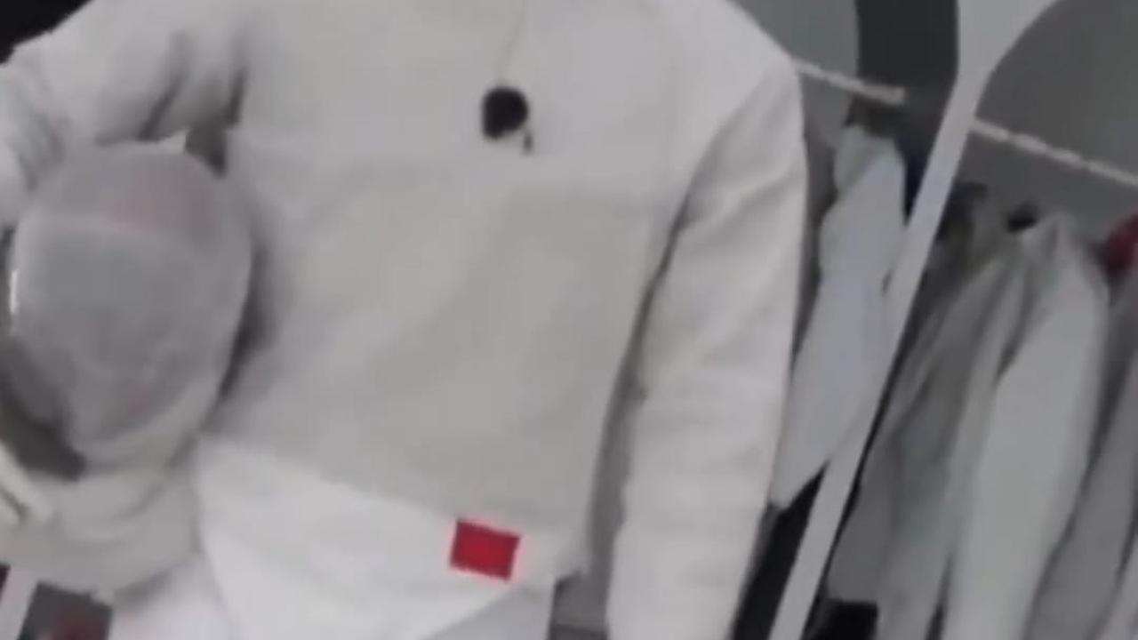 Potret Jin BTS Pakai Kostum Anggar, Visualnya Gantengnya Bikin Kepincut