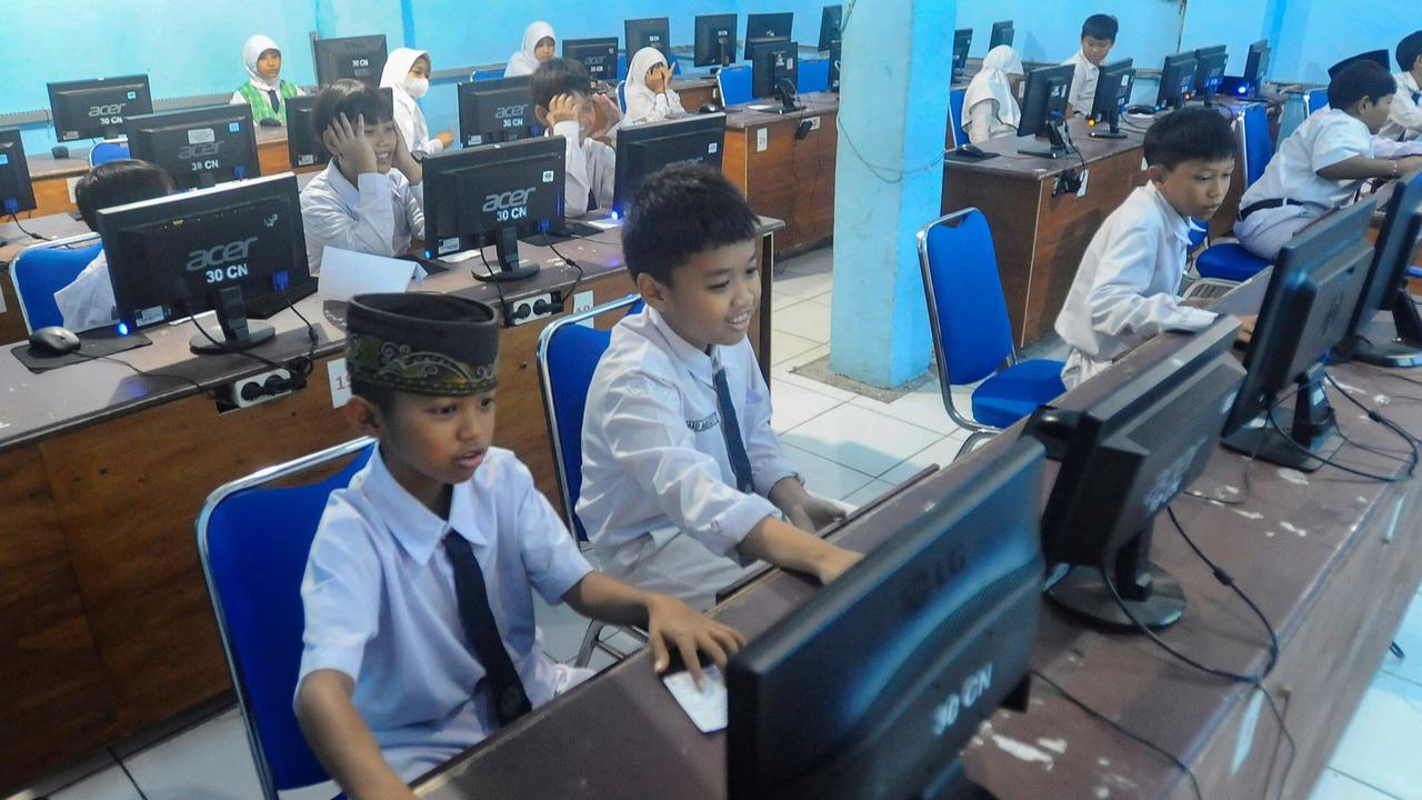 FOTO: Wajah Serius Siswa SD Ikuti Asesmen Nasional Berbasis Komputer