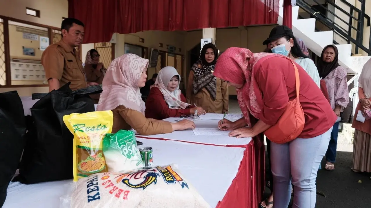 Sejumlah warga memanfaatkan pasar murah yang digelar Pemerintah Kota Depok.