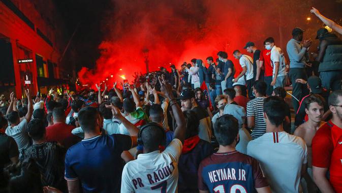 Suporter Paris Saint Germain (PSG) merayakan keberhasilan lolos ke final Liga Champions di Paris, Rabu (19/8/2020). Berkat kemenangan atas RB Leipzig, PSG untuk pertama kalinya berhasil lolos ke final Liga Champions. (AP/Michel Euler)