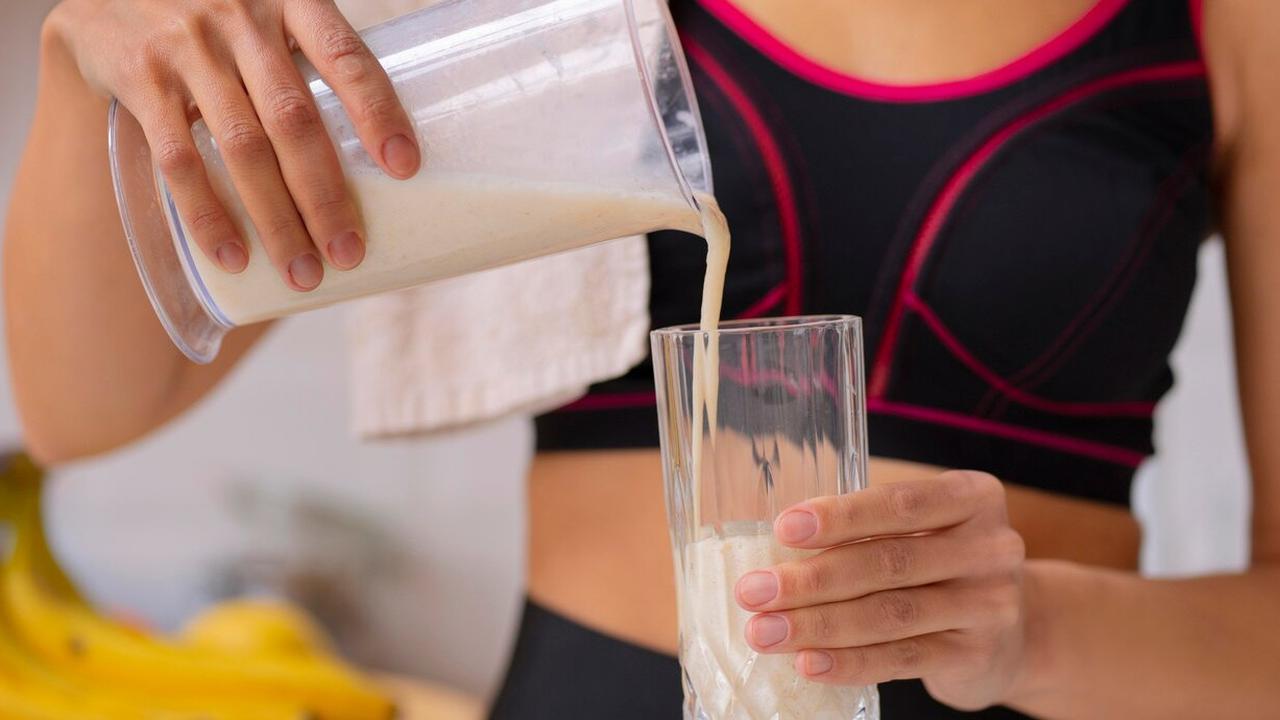 Minum Air Putih atau Whey Protein, Mana yang Lebih Baik untuk Kesehatan? Ini Jawabannya!